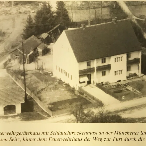 Erstes Feuerwehrgerätehaus um 1958.jpg